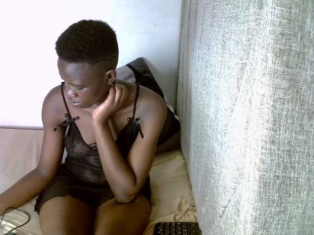 Prettieme12 live cam on BongaCams