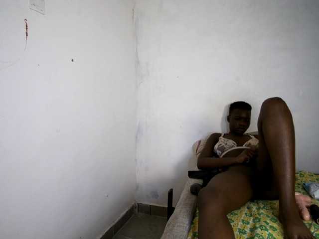 Prettieme12 live cam on BongaCams