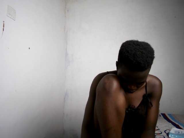 Prettieme12 live cam on BongaCams