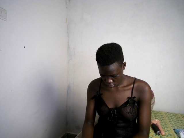 Prettieme12 live cam on BongaCams