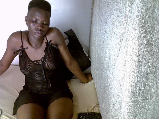 Prettieme12 live cam on BongaCams