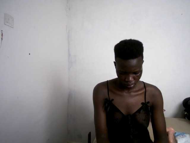 Prettieme12 live cam on BongaCams