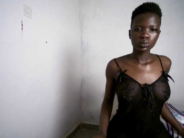 Prettieme12 live cam on BongaCams