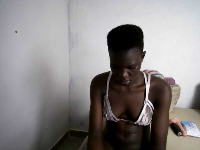 Prettieme12 live cam on BongaCams