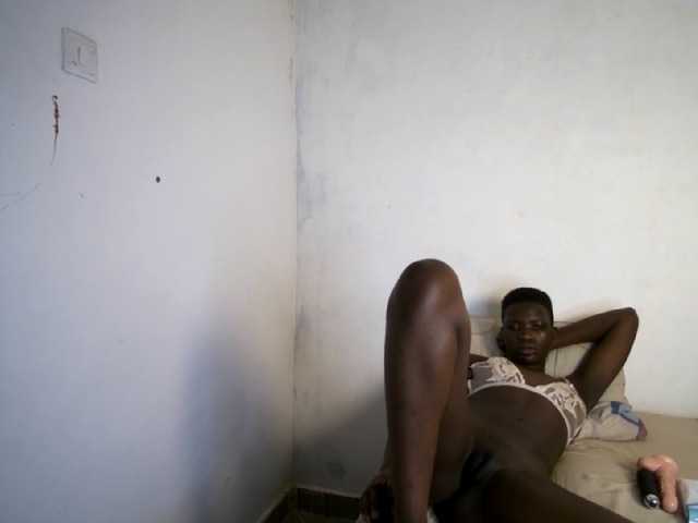 Prettieme12 live cam on BongaCams