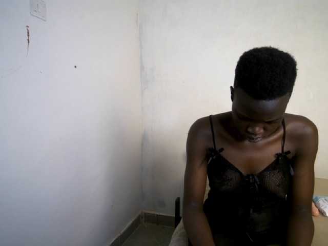 Prettieme12 live cam on BongaCams