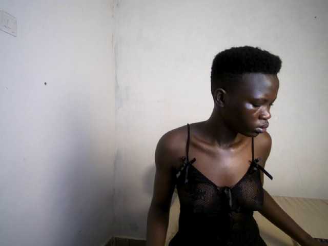 Prettieme12 live cam on BongaCams