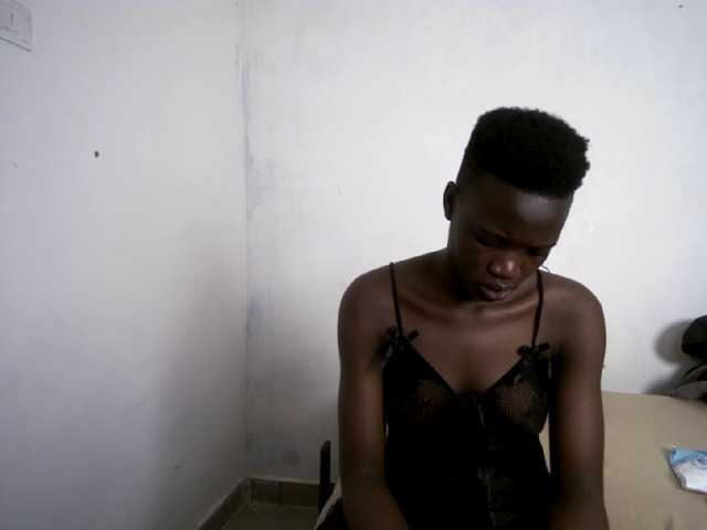 Prettieme12 live cam on BongaCams