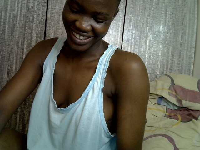 Prettieme12 live cam on BongaCams