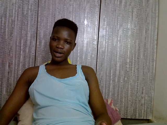 Prettieme12 live cam on BongaCams