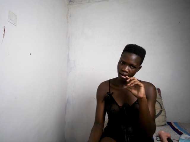 Prettieme12 live cam on BongaCams
