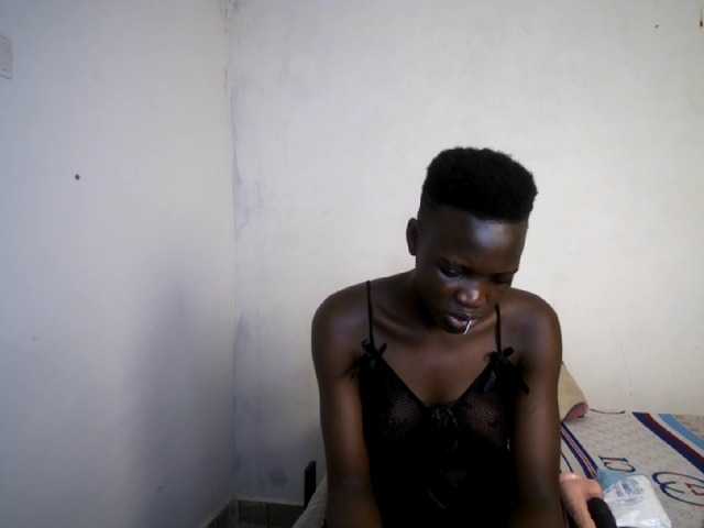 Prettieme12 live cam on BongaCams