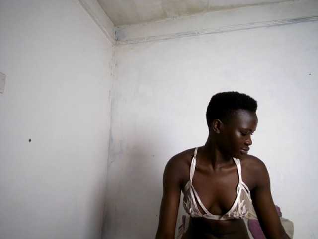 Prettieme12 live cam on BongaCams