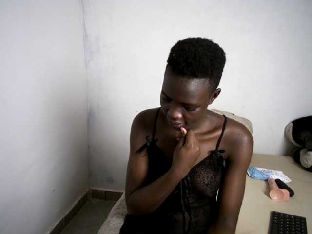 Prettieme12 live cam on BongaCams