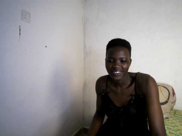 Prettieme12 live cam on BongaCams