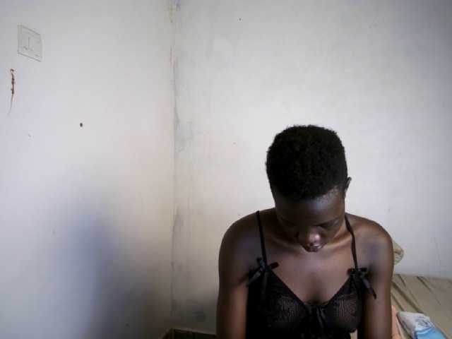 Prettieme12 live cam on BongaCams