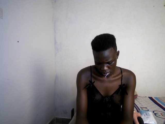 Prettieme12 live cam on BongaCams