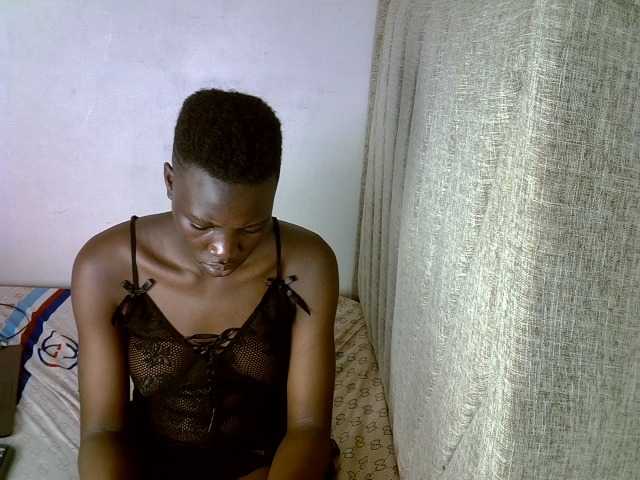 Prettieme12 live cam on BongaCams
