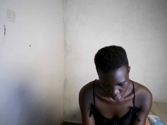 Prettieme12 live cam on BongaCams