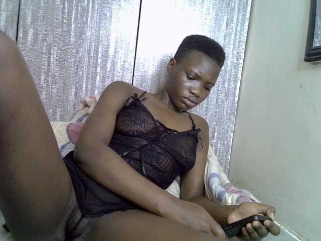 Prettieme12 live cam on BongaCams
