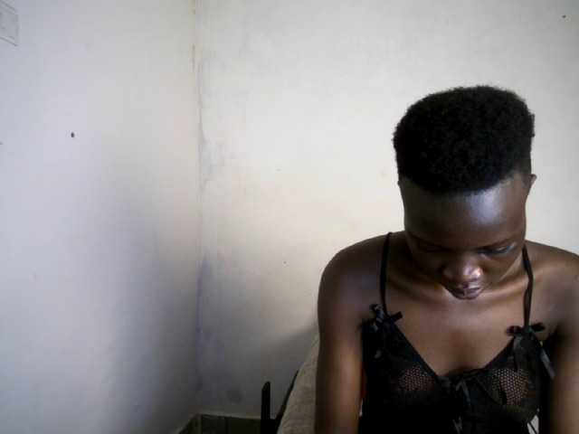 Prettieme12 live cam on BongaCams