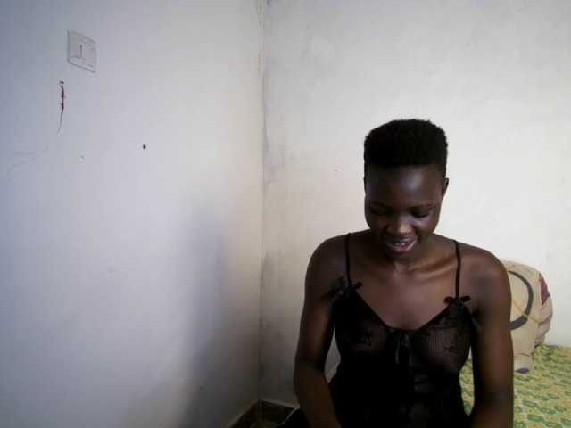 Prettieme12 live cam on BongaCams