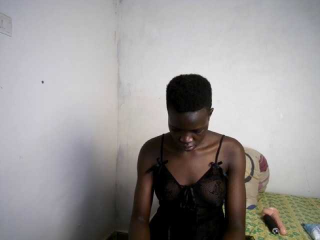 Prettieme12 live cam on BongaCams