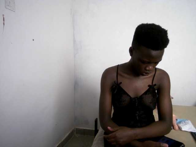 Prettieme12 live cam on BongaCams