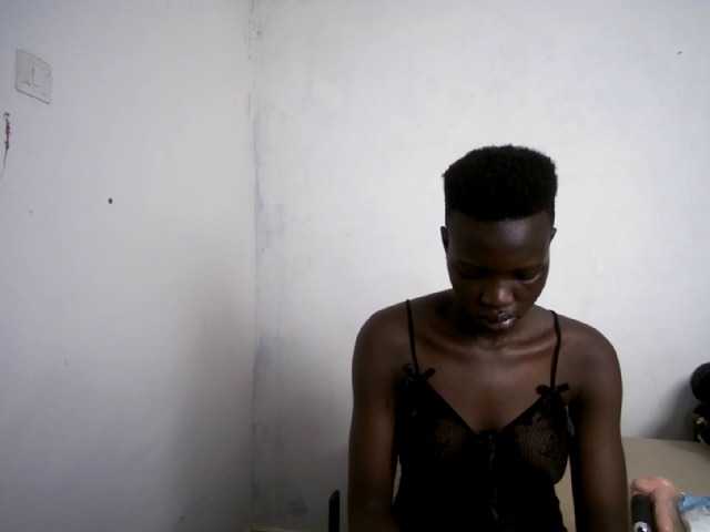 Prettieme12 live cam on BongaCams
