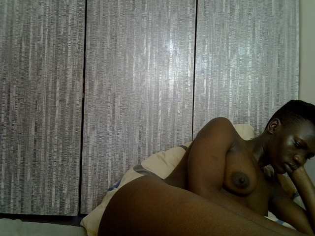 Prettieme12 live cam on BongaCams