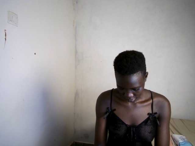 Prettieme12 live cam on BongaCams