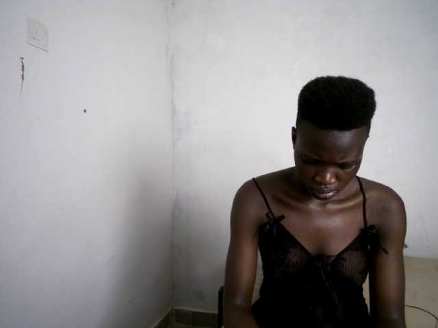 Prettieme12 live cam on BongaCams