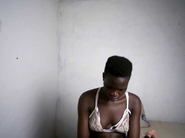 Prettieme12 live cam on BongaCams