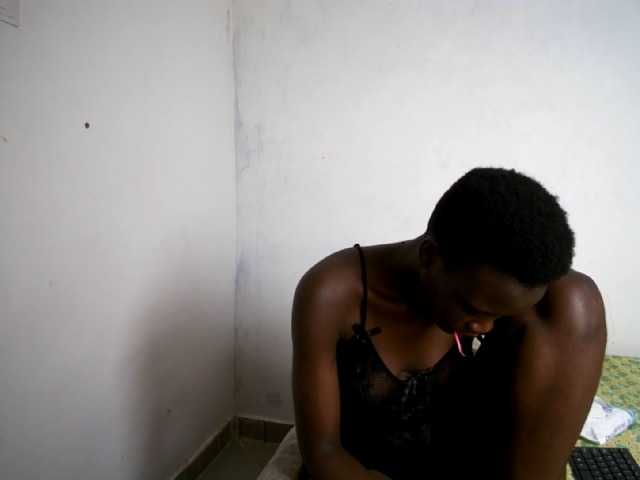 Prettieme12 live cam on BongaCams