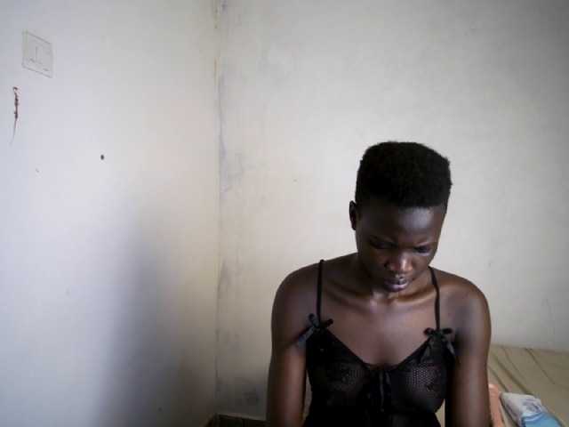Prettieme12 live cam on BongaCams