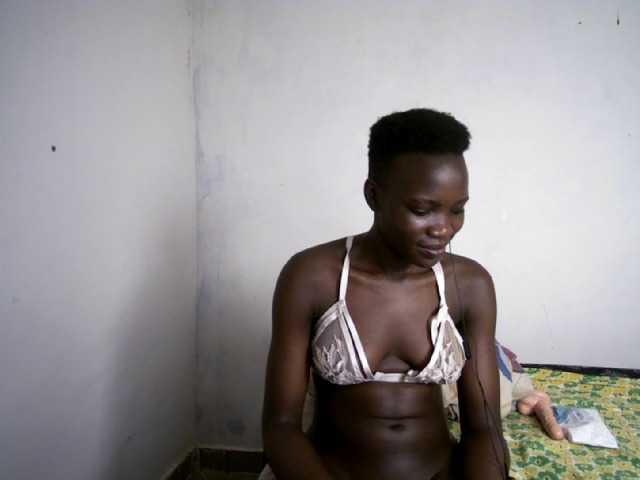 Prettieme12 live cam on BongaCams