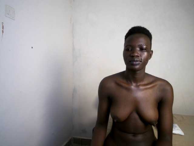 Prettieme12 live cam on BongaCams