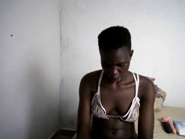 Prettieme12 live cam on BongaCams