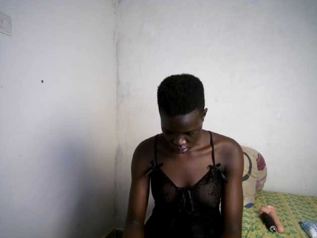 Prettieme12 live cam on BongaCams