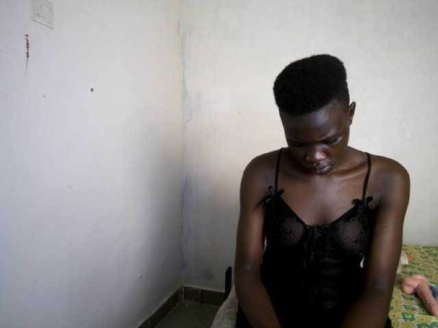 Prettieme12 live cam on BongaCams