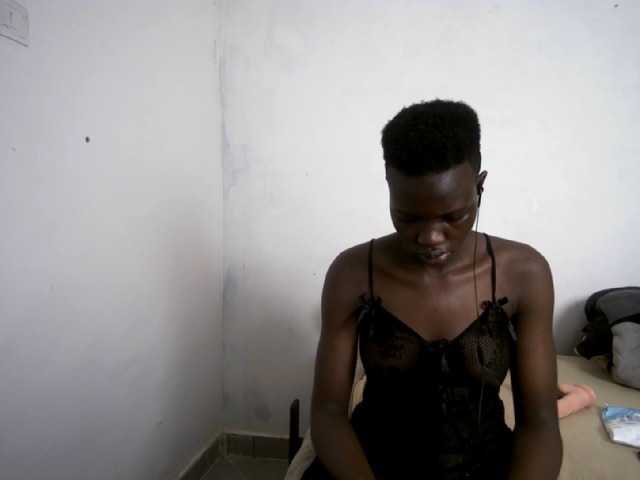 Prettieme12 live cam on BongaCams