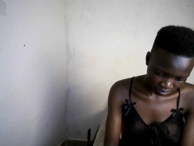 Prettieme12 live cam on BongaCams