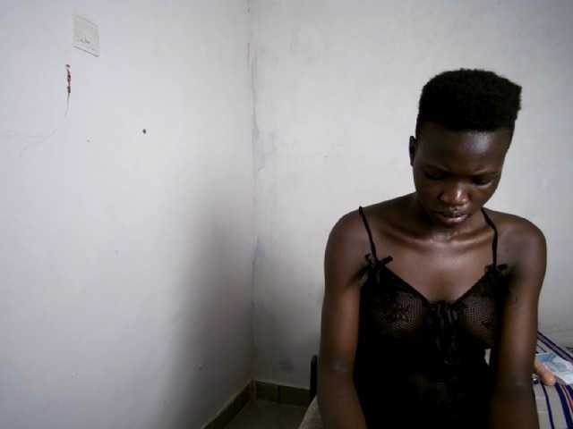 Prettieme12 live cam on BongaCams