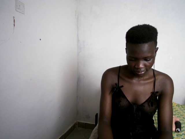 Prettieme12 live cam on BongaCams