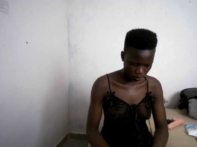 Prettieme12 live cam on BongaCams