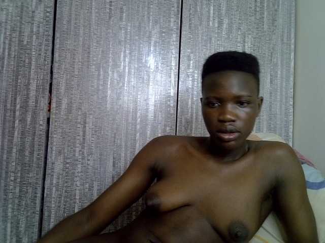 Prettieme12 live cam on BongaCams