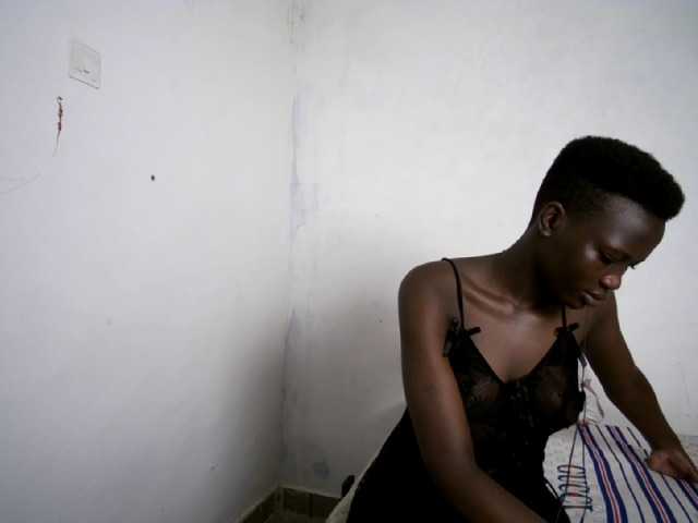 Prettieme12 live cam on BongaCams