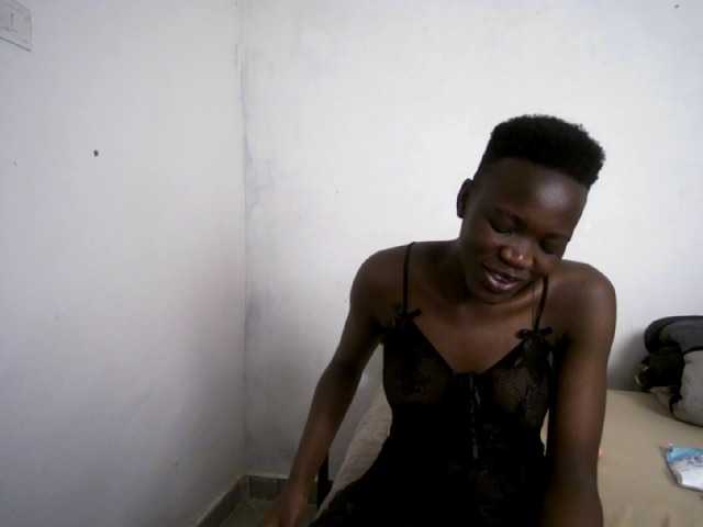 Prettieme12 live cam on BongaCams