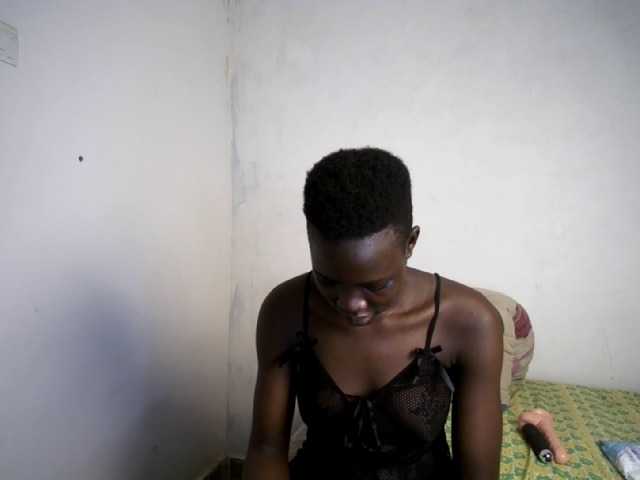 Prettieme12 live cam on BongaCams