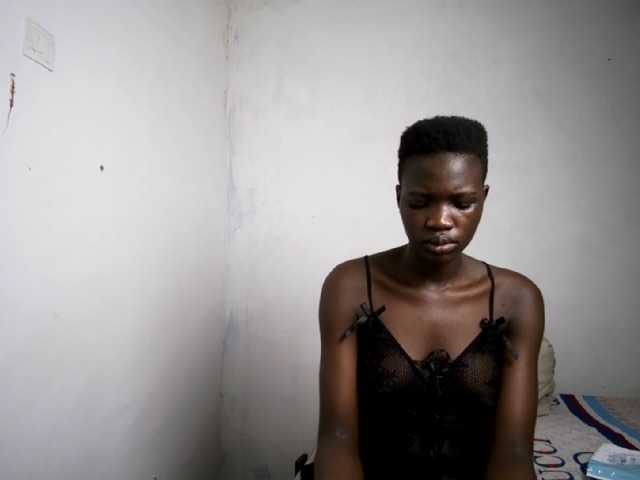 Prettieme12 live cam on BongaCams
